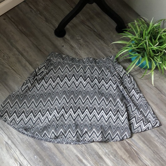 Chevron grey/back VANITY skirt size L - Picture 10 of 11